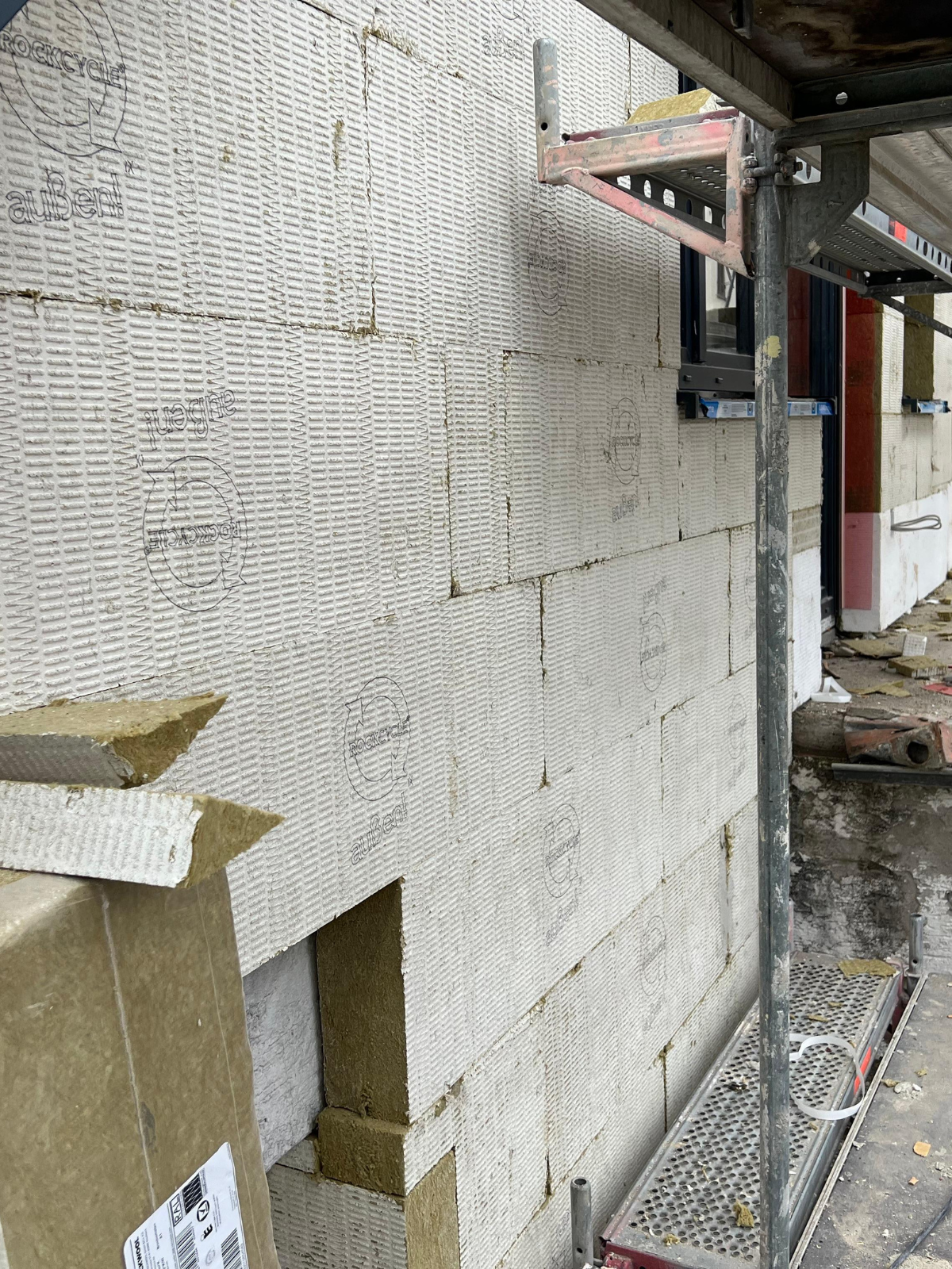Fassadendämmung mit mineralischer Dämmplatte – langlebiger Schutz vor Wärmeverlust und Witterungseinflüssen.