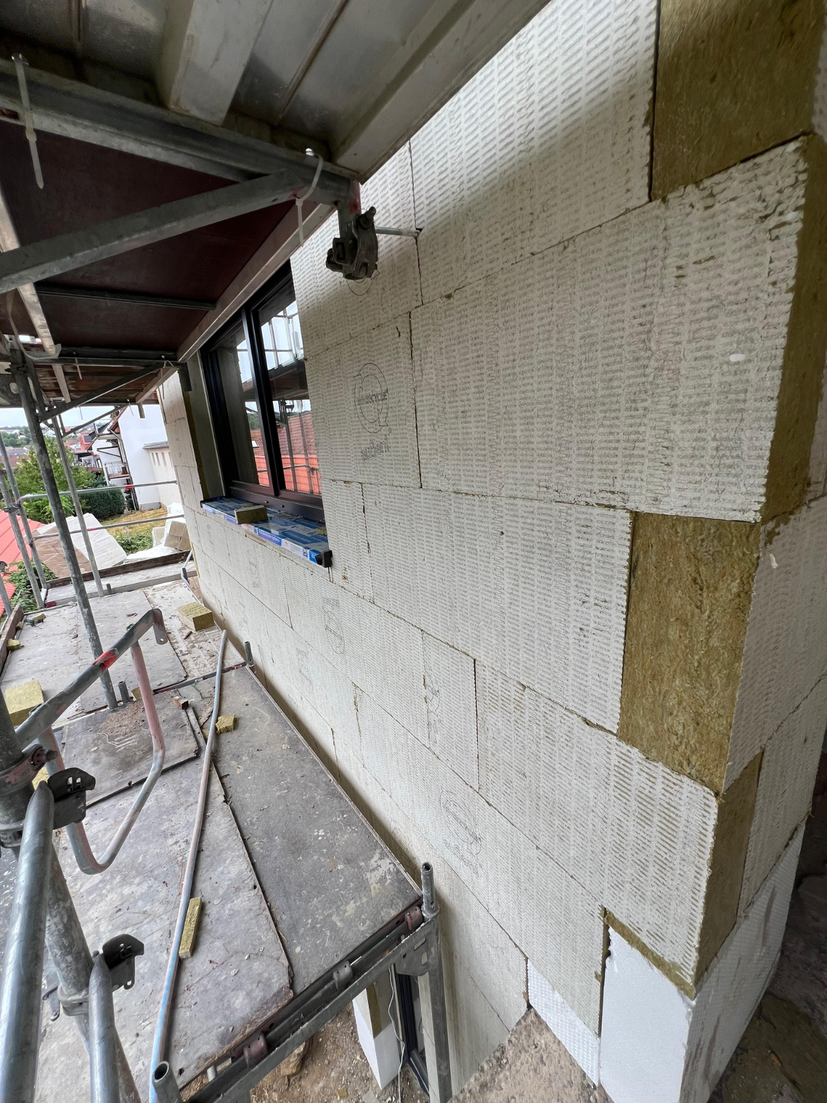 Fassadensanierung und Dämmung nach KfW-Standard – fachgerechte Umsetzung durch Ullrich Bauprojekte am Mehrfamilienhaus.