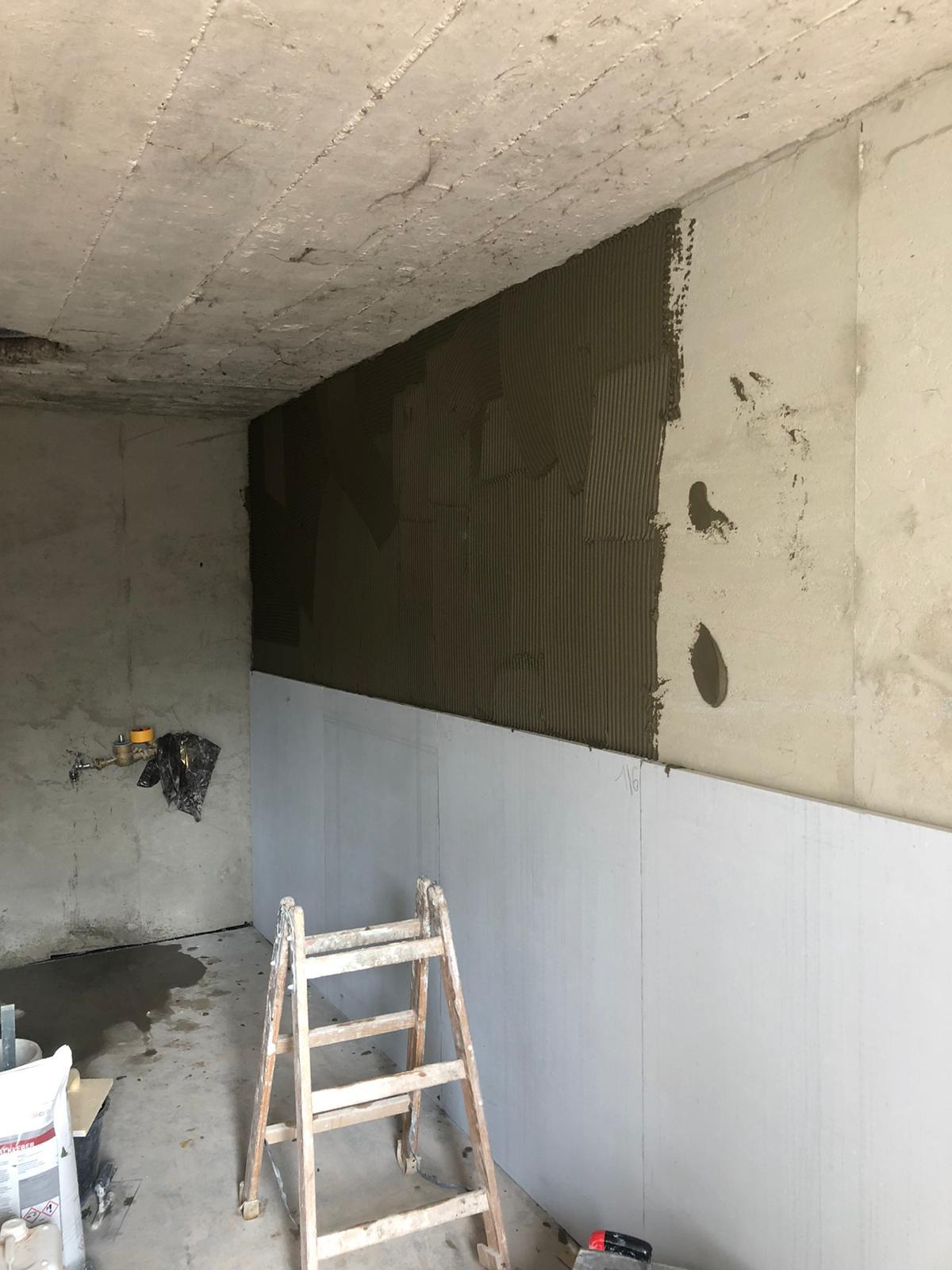 Feuchtesanierung mit System – Wand vorher geglättet und vorbereitet für die Verklebung von Calciumsilikatplatten.