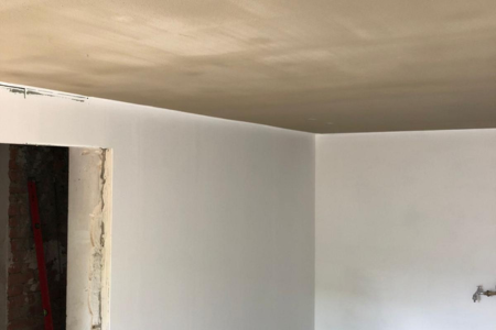 Kellerdecke unter Garage gedämmt und verspachtelt – für besseren Wärmeschutz, Feuchteschutz und saubere Optik im Untergeschoss.