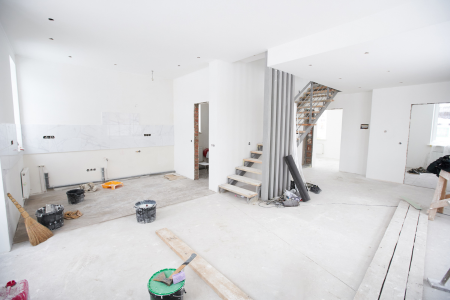 Komplette Wohnungsrenovierung mit Fenstererneuerung, Bodenverlegung und moderner Raumgestaltung – umgesetzt von Ullrich Bauprojekte.