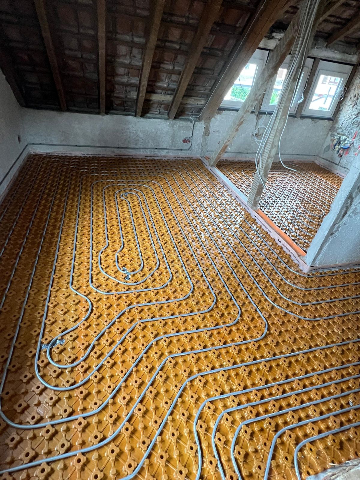 Mehrfamilienhaus mit moderner Flächenheizung – präzise Installation durch Ullrich Bauprojekte.