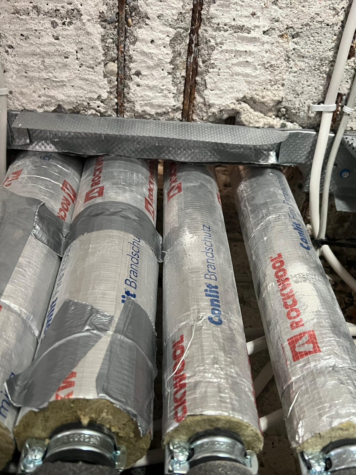 Montage geprüfter Brandschutzsysteme durch Ullrich Bauprojekte – effektiver Schutz vor Feuer- und Rauchausbreitung.