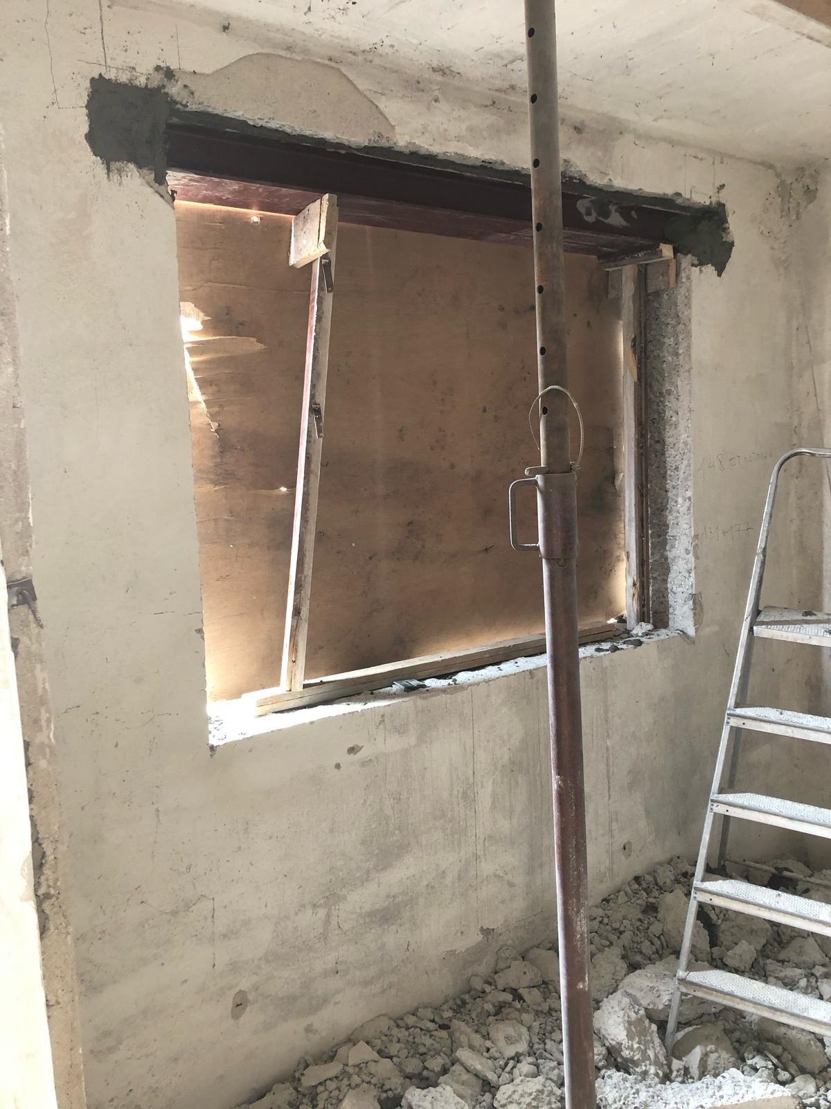 Neuer Stahlträger bei Fenstervergrößerung – tragende Wand fachgerecht abgefangen für statisch sichere Öffnung.