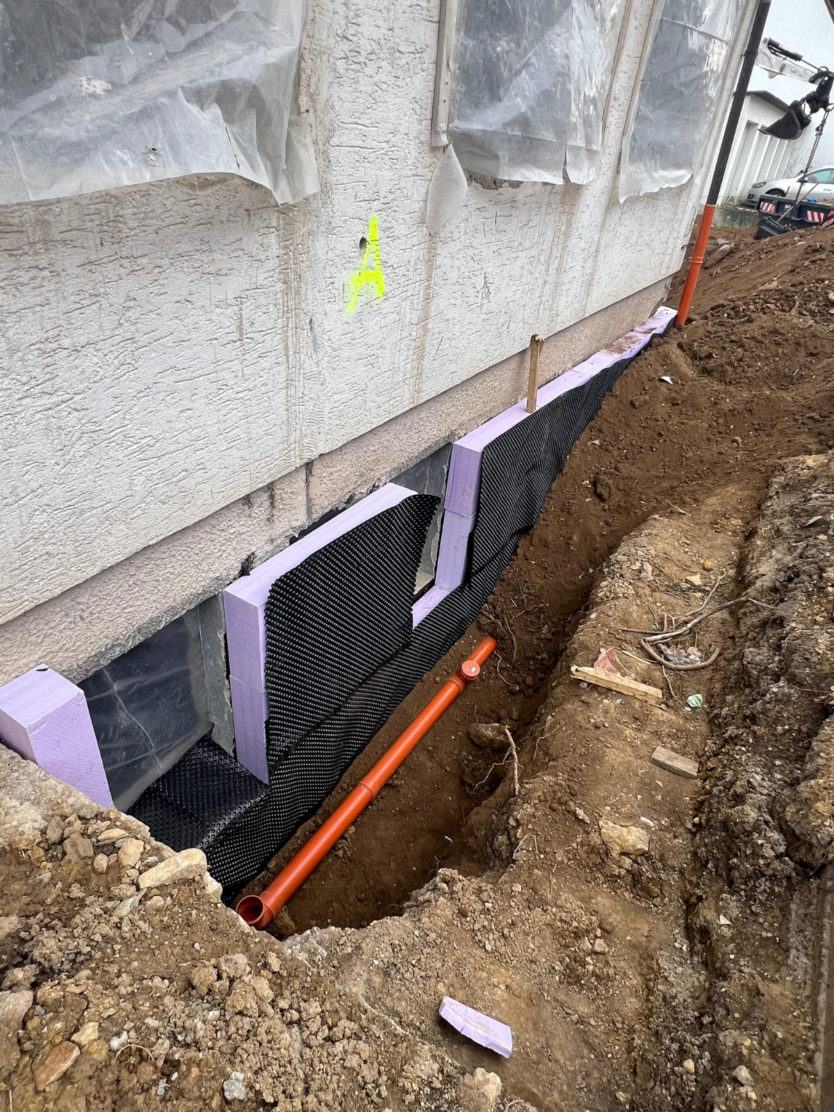 Perimeterdämmung von Ullrich Bauprojekte – zuverlässiger Wärmeschutz im erdberührten Bereich durch fachgerechte Dämmung und sauberen Erdaushub.
