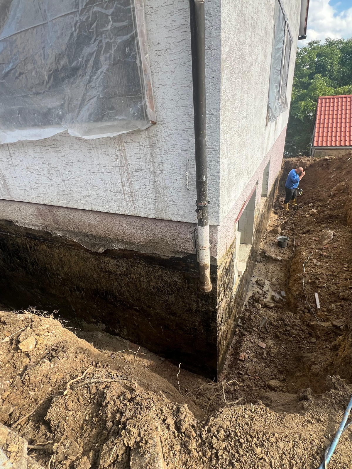 Professionelle Sockeldämmung von Ullrich Bauprojekte – schützt Kellerwände vor Kälte und Feuchtigkeit im Erdreich.