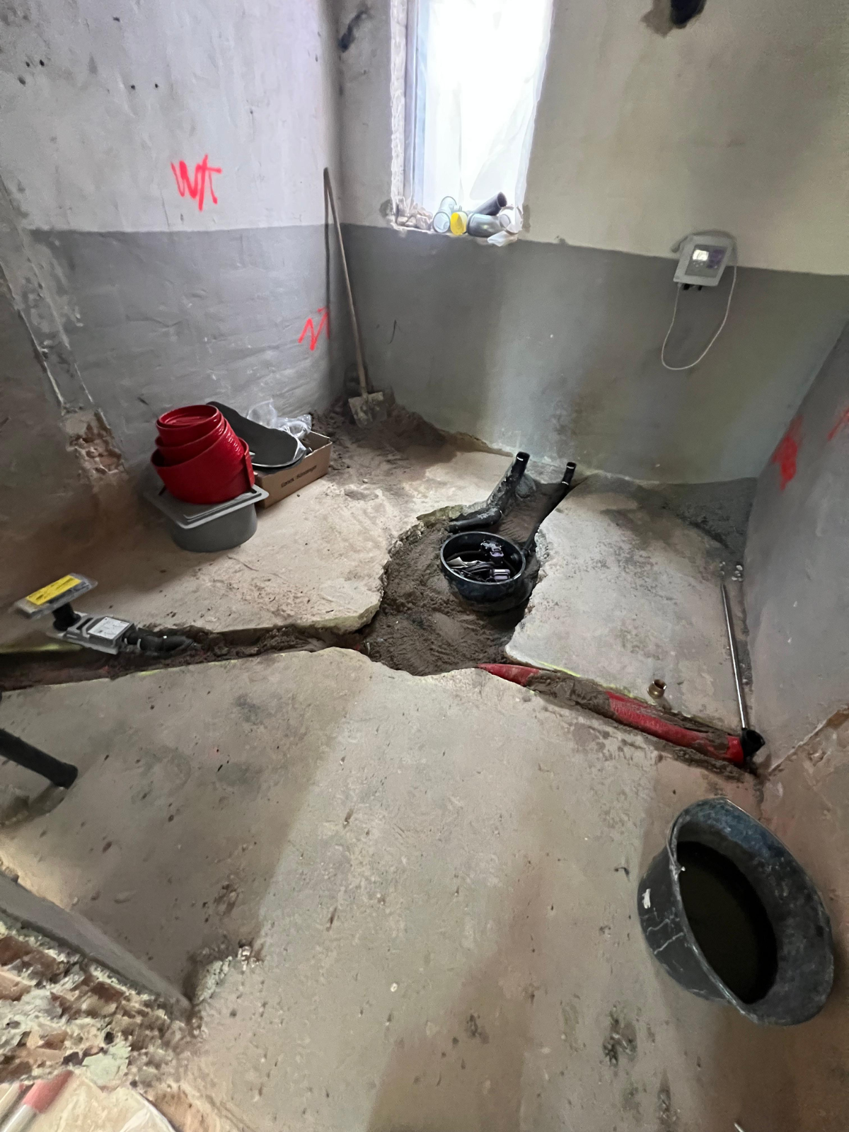 Professioneller Einbau von Hebeanlagen in Kellerräumen – Ullrich Bauprojekte sorgt für normgerechte Abwasserlösungen.