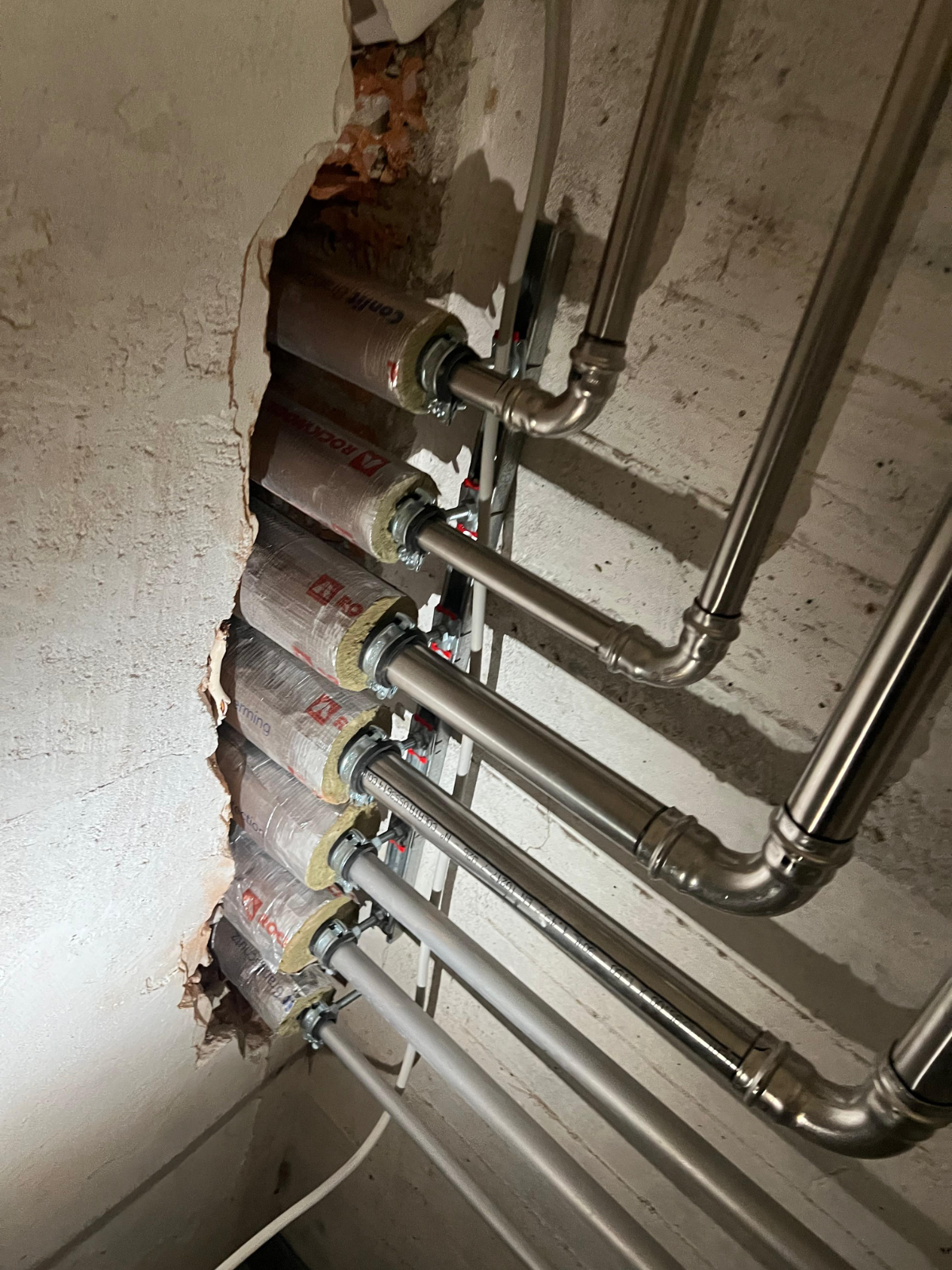 Sichere Abschottung von Leitungen und Kabeln – Brandschutzlösungen von Ullrich Bauprojekte für Wohn- und Gewerbeimmobilien.