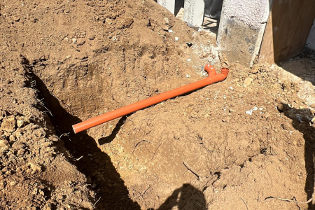 Sickergrube fachgerecht gebaut – effektive Regenwasserversickerung nach DIN-Norm für nachhaltige Entwässerungslösungen.
