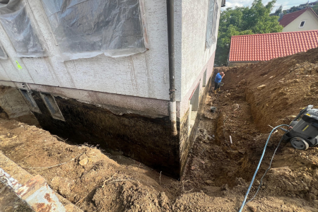 Perimeterdämmung mit Erdaushub – Fassade freigelegt, gereinigt und fachgerecht gedämmt für optimalen Schutz im erdberührten Bereich.
