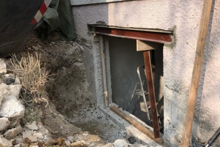 Stahlträger bei Fenstervergrößerung gesetzt – tragende Wand statisch sicher abgefangen für dauerhafte und normgerechte Öffnung.