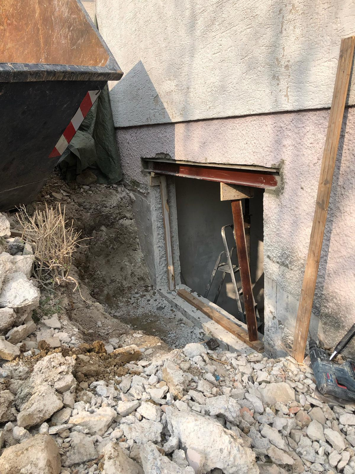 Stahlträgereinbau vom Profi – präzise Abfangung tragender Bauteile bei nachträglicher Fensteröffnung im Bestand.