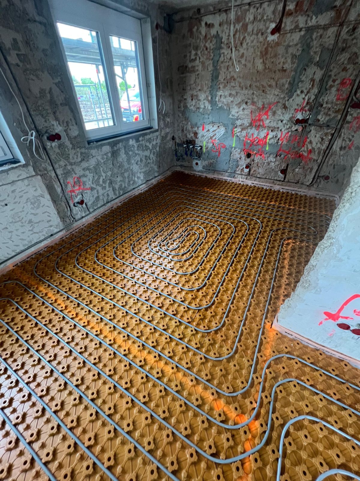 Ullrich Bauprojekte installiert Fußbodenheizung mit Schlüter-System für nachhaltigen Wohnkomfort.
