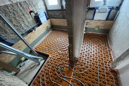 Verlegung Bodenheizung mit Schlüter System in einem Mehrfamilienhaus mit 300wm bei Ullrich Bauprojekte