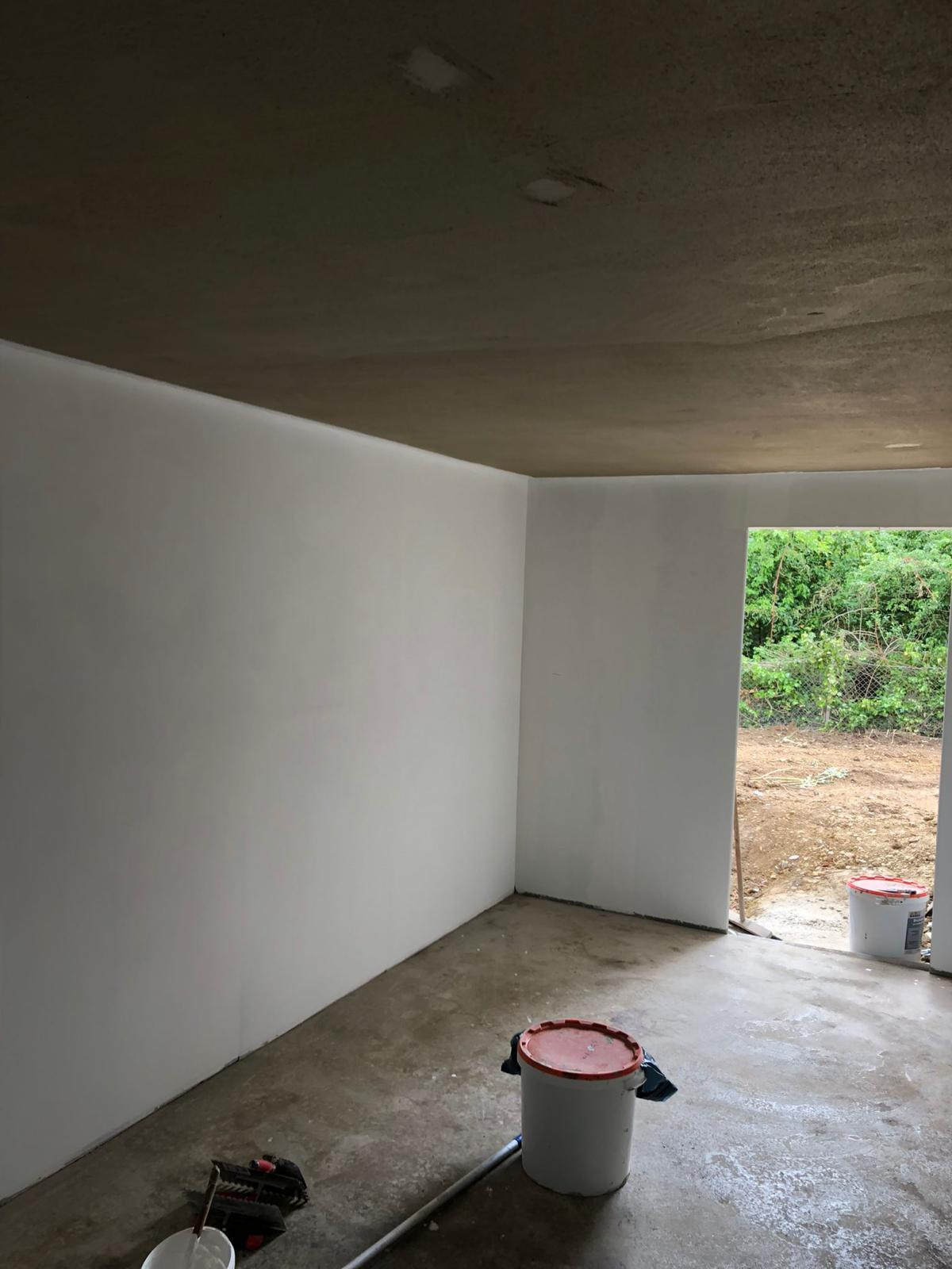 Wärmebrücken vermeiden in Schönaich – Kellerdecke fachgerecht gedämmt und glatt verspachtelt für optimale Effizienz.