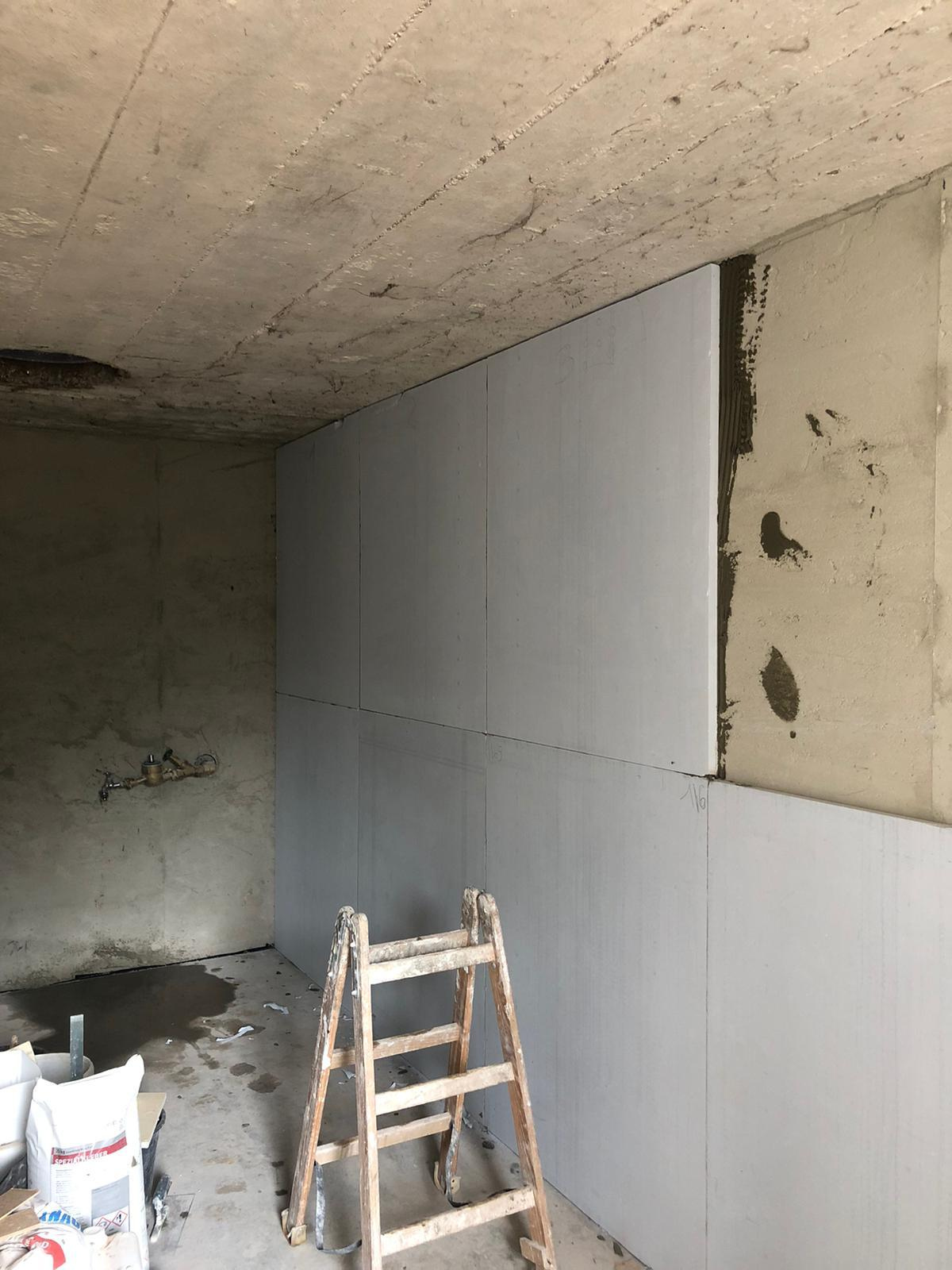 Wandausgleich für Calciumsilikatplatten – ebene, tragfähige Fläche für optimale Haftung und Schimmelschutz.