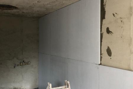 Wandfläche ausgeglichen – perfekte Grundlage zur Verklebung von Calciumsilikatplatten für effektive Schimmelsanierung und Feuchteschutz.